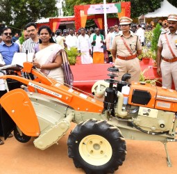 திருப்பத்தூர் மாவட்ட ஆயுதப்படை காவலர் பயிற்சி மைதானத்தில் சுதந்திர தின விழா
