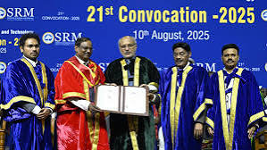 இஸ்ரோ’ தலைவர் நாராயணனுக்கு கவுரவ டாக்டர் பட்டம்: கவர்னர் சி.பி.ராதாகிருஷ்ணன் வழங்கினார்