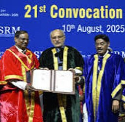 இஸ்ரோ’ தலைவர் நாராயணனுக்கு கவுரவ டாக்டர் பட்டம்: கவர்னர் சி.பி.ராதாகிருஷ்ணன் வழங்கினார்