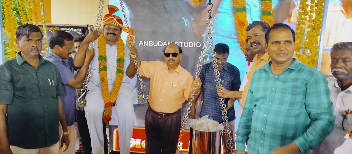 வேதாரண்யம் அருகே பணி ஓய்வு பெற்ற அரசுப் பள்ளித் தலைமை ஆசிரியர்- எடைக்கு எடை புது நாணயங்கள்