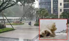 வியட்நாமை தாக்கிய கஜிகி புயல்; 3 லட்சம் பேர் பாதுகாப்பாக வெளியேற்றம்