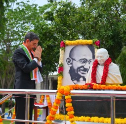 காந்தி மண்டபத்தில் காந்தி சிலைக்கு மாலை அணிவித்து மரியாதை செய்த கவர்னர்