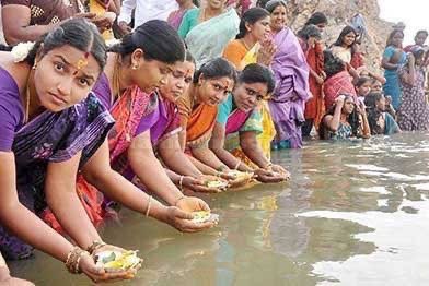 காவிரி கரையோரங்களில் நேற்று ஆடிப்பெருக்கு விழா