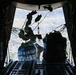 காசா: முதன்முறையாக வான்வழியே நிவாரண பொருட்களை வழங்கிய கனடா