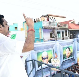 மாப்பிள்ளைக்கு பட்டுவேட்டி  பெண்ணுக்கு பட்டுசேலை தருவோம்  காஞ்சிபுரத்தில் பழனிசாமி வாக்குறுதி