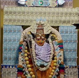 உஜ்ஜயினி மாகாளிக்கு  பணத்தால் அலங்காரம்.
