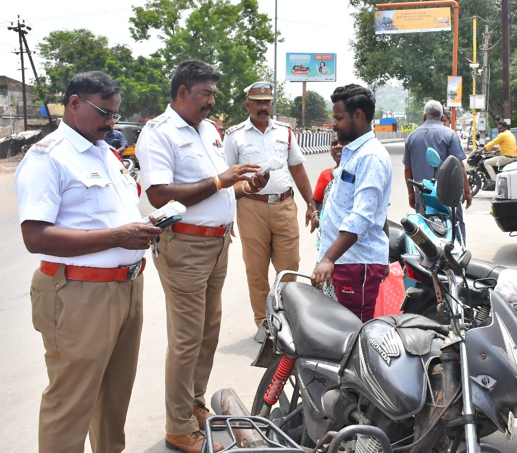 வேலூர் டவுன் ரயில் நிலையம் அருகே வாகன சோதனை