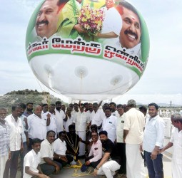 அதிமுக பொதுச்செயலாளர் பழனிசாமி வரவேற்கும் வகையில் அதிமுகவின் ராட்சத  பலூன்