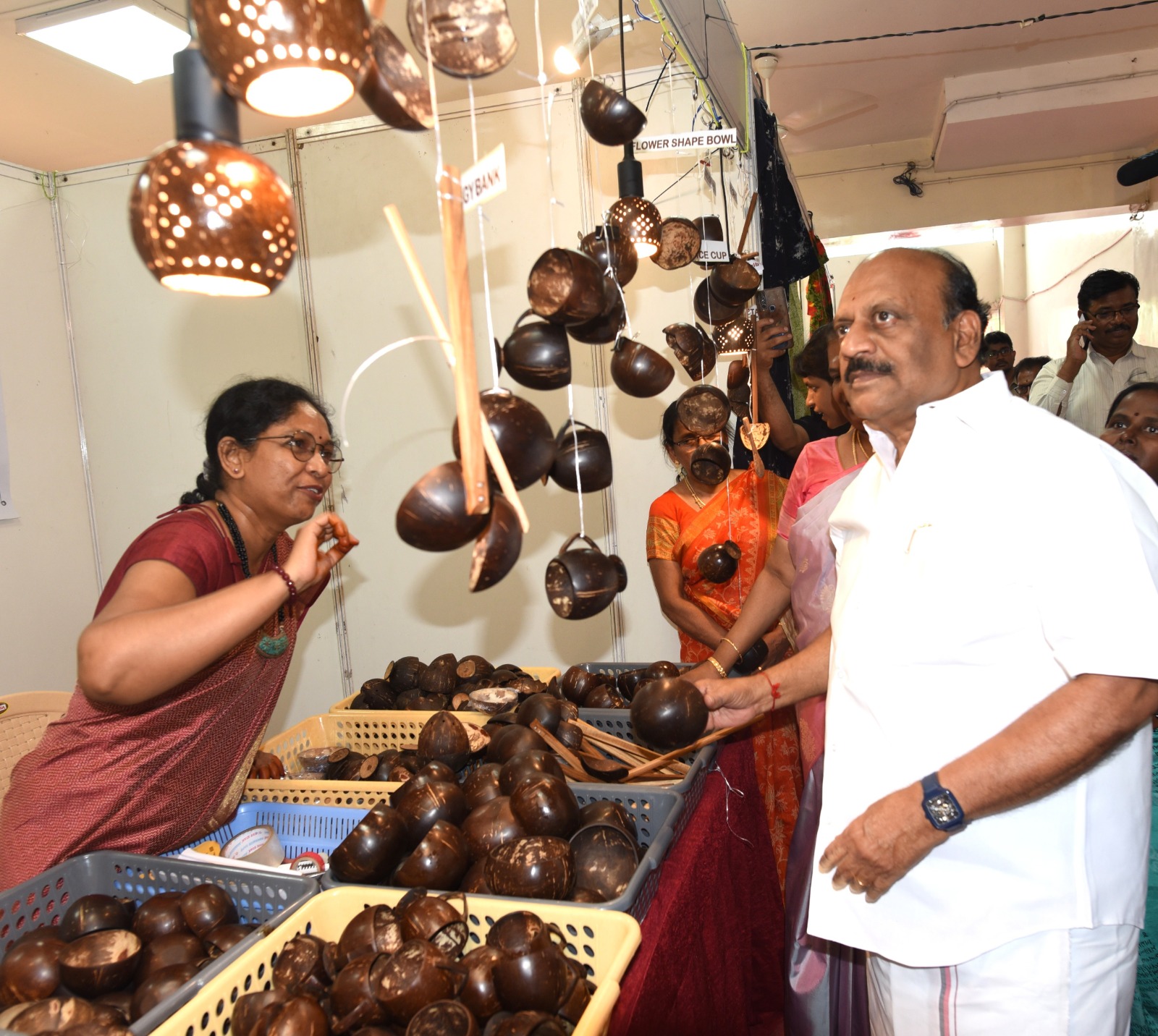 நுங்கம்பாக்கம், அன்னை தெரசா மகளிர் வளாகத்தில் கைவினை பொருட்கள் விற்பனை மற்றும் கண்காட்சி