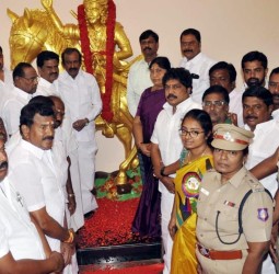 தீரன் சின்னமலையின் நினைவுநாளையொட்டி, ஈரோடு மாவட்டம் ஓடாநிலையில் உள்ள அவரது மணிமண்டபத்தில் அரசு சார்பில் நேற்று மரியாதை