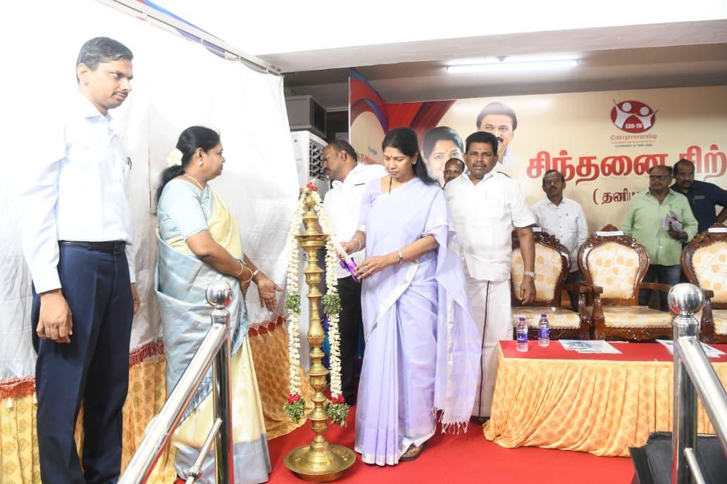 சிந்தனை சிற்பி என்ற தலைப்பில் நடந்த ஹேக்கத்தான் நிகழ்வை கனிமொழி எம்.பி. துவக்கி வைத்தார்