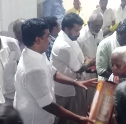 திமுக சார்பில் கொட்டும் மழையில் நலத்திட்ட உதவிகளை வழங்கிய சட்டமன்ற உறுப்பினர் வெங்கடேசன்