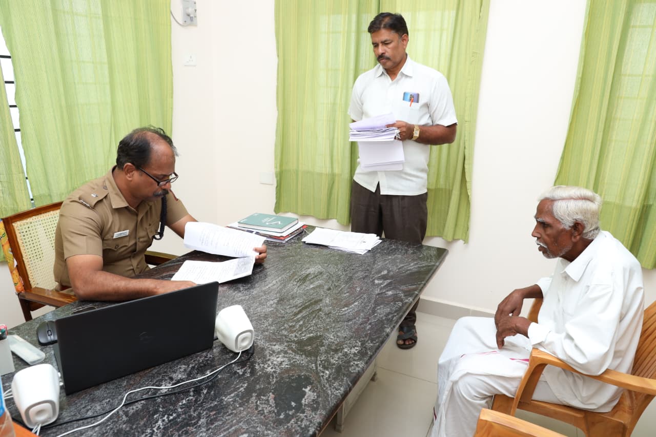 திருப்பத்தூர் மாவட்ட காவல்துறை திருப்பத்தூர் மாவட்ட காவல் அலுவலகத்தில் வாராந்திர பொதுமக்கள் குறைதீர்வு கூட்டம்