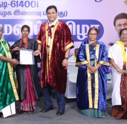 மன்னை ராஜகோபாலசாமி அரசினர் கலைக் கல்லூரியில் நேற்று நடந்த 39-வது பட்டமளிப்பு விழா