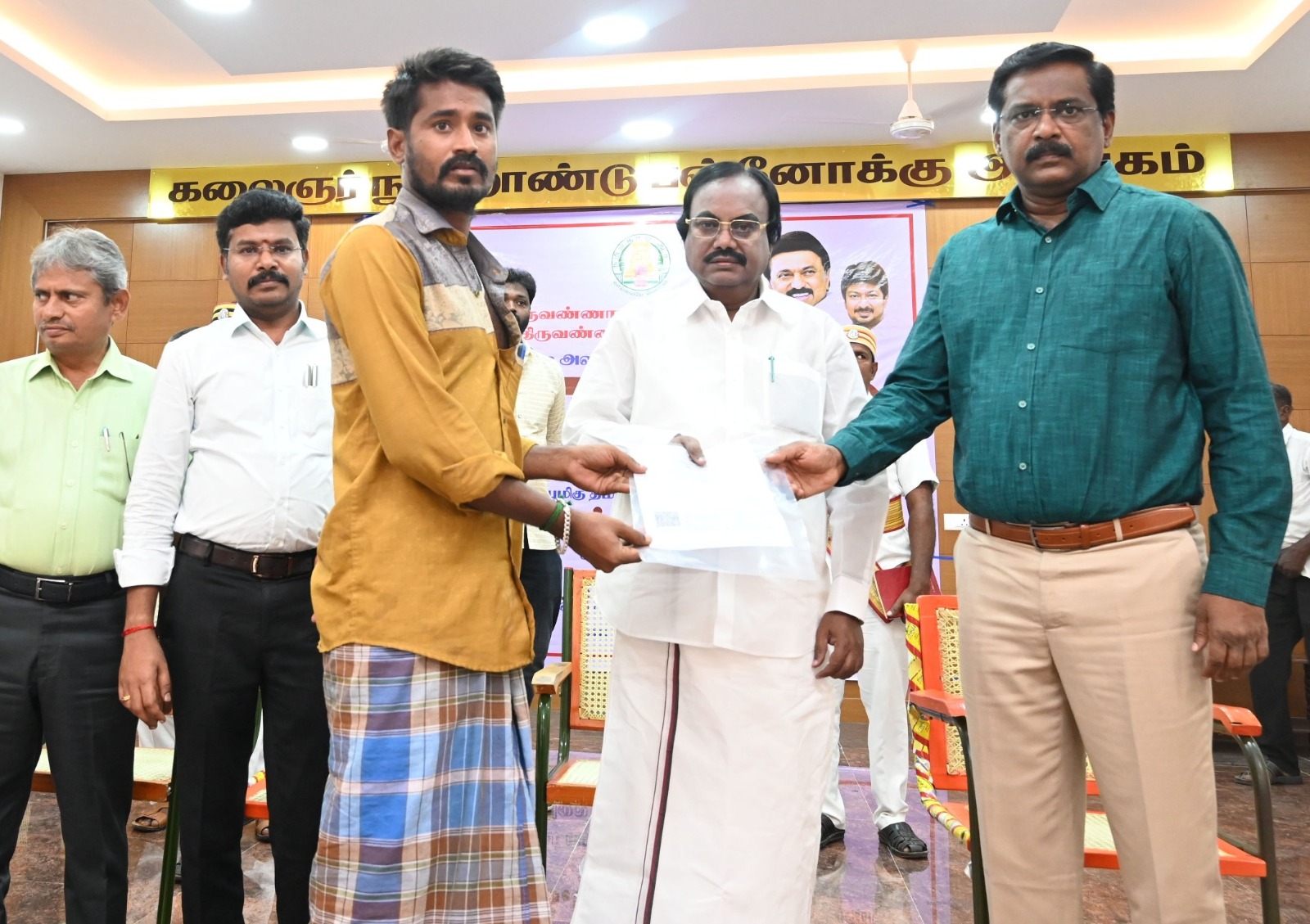 திருவண்ணாமலையில் 'உங்களைத்தேடி உங்கள் ஊரில்' திட்டத்தின் கீழ் நடந்த ஆய்வு கூட்டம்