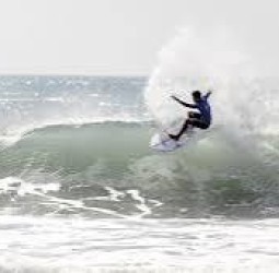 ஆசிய சர்ஃபிங் சாம்பியன்ஷிப் போட்டியில் 18 வயதுக்கு உட்பட்ட சிறுவர்கள் சாகசம்