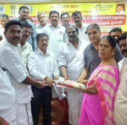 பரமக்குடியில் நெசவாளர்களுக்கு நலத்திட்ட உதவிகள்