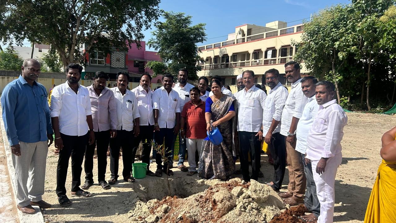 பசுமை தமிழ்நாடு இயக்கம் சார்பில் 500 மரக்கன்றுகள் நடும் பணி