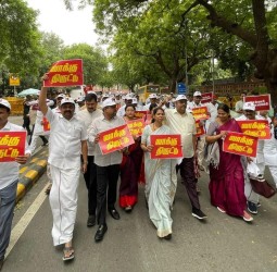 டெல்லியில் நேற்று இண்டியா கூட்டணி எம்.பி.க்கள் ஊர்வலம்