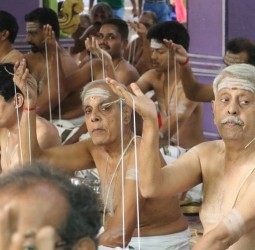 கருவடிக்குப்பம் குருசித்தானந்தா ஆலயத்தில் பூணுால் மாற்றும் நிகழ்வு