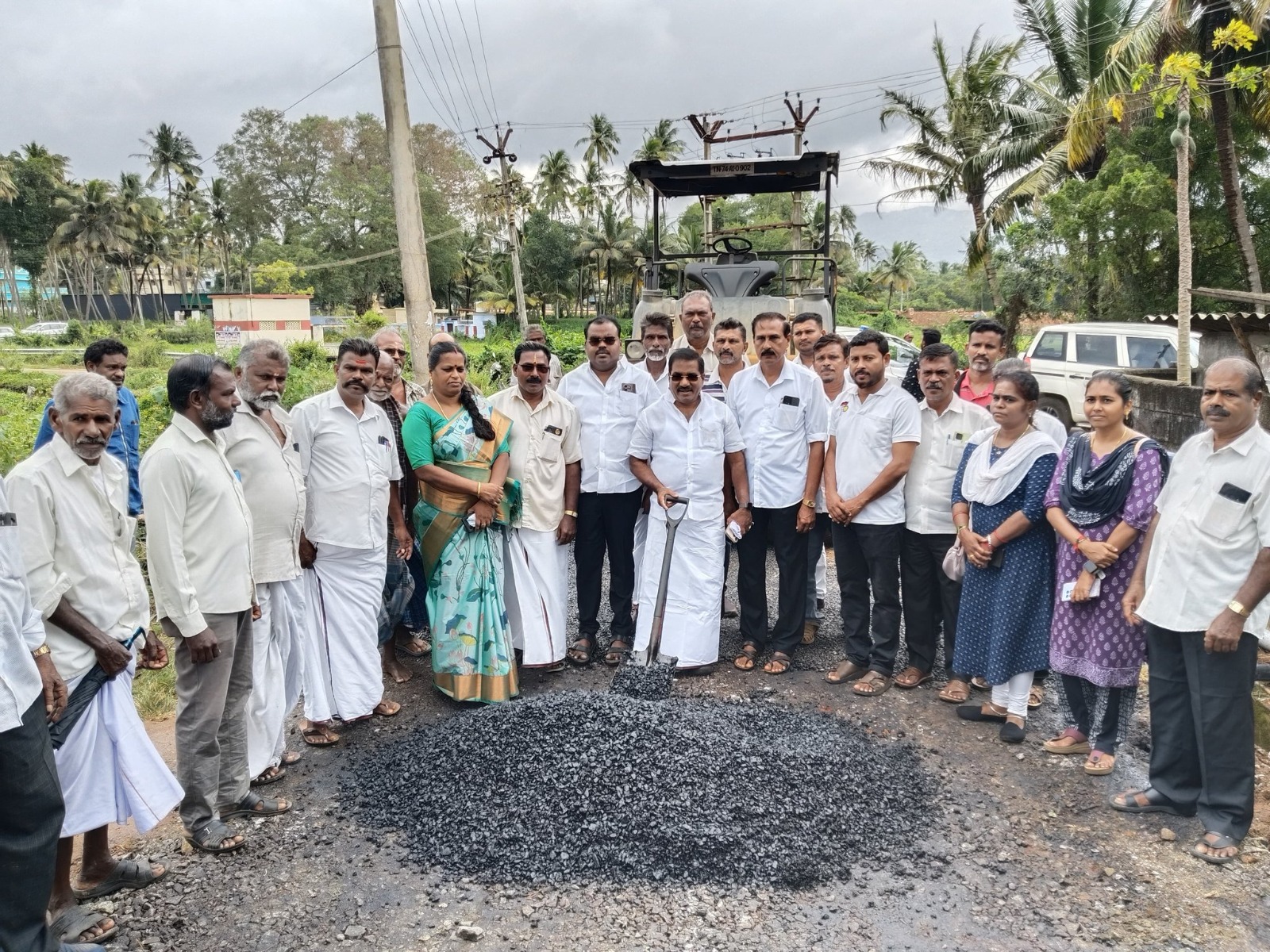 நாகர்கோவில் மாநகராட்சி 1-வது வார்டு பகுதியில் ரூ 50 லட்சம் மதிப்பீட்டில் தார் சாலை அமைக்கும் பணி