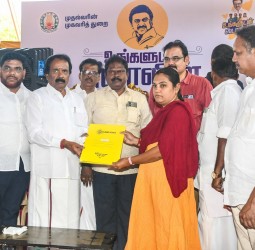 திருச்சி தென்னூர் உழவர் சந்தை பகுதியில் நேற்று நடந்த உங்களுடன் ஸ்டாலின் முகாம்