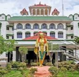 அற்ப காரணங்களுக்காக வழக்கறிஞர்கள் போராடக் கூடாது: உயர் நீதிமன்றம் அறிவுரை