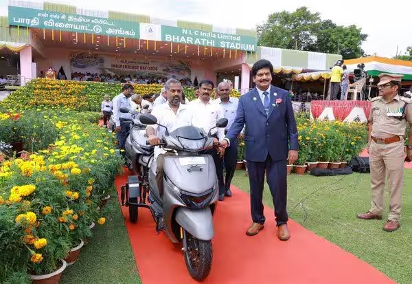 நெய்வேலி என்எல்சி நிறுவனத்தில் நடந்தசுதந்திர தின விழா