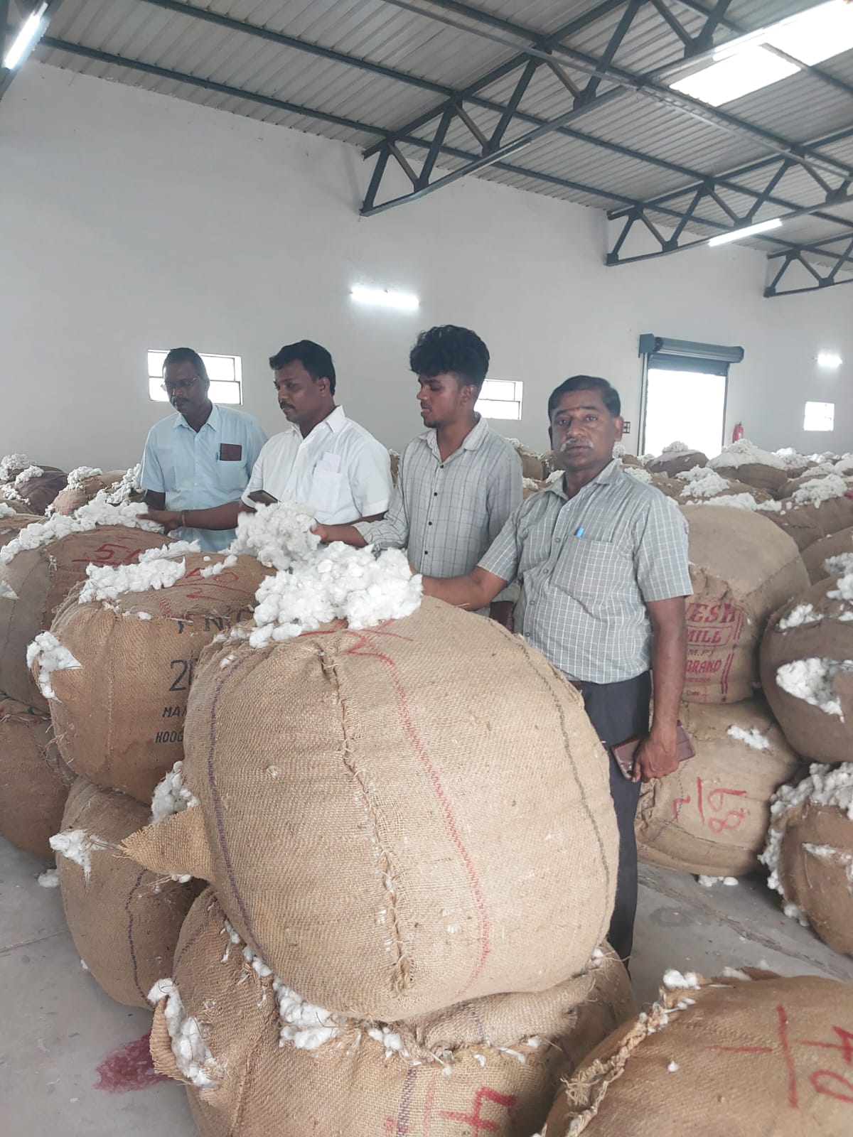 வலங்கைமான் ஒழுங்குமுறை விற்பனை கூடத்தில் நடைபெற்ற மறைமுக ஏலத்தில் அதிகபட்சமாக பருத்தி குவிண்டால் ரூ.8 ஆயிரத்துக்கு ஏலம்