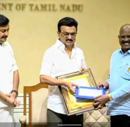 தினத்தந்தி நாளிதழ் நிர்வாக ஆசிரியர் சுகுமாருக்குகலைஞர் எழுதுகோல் விருது