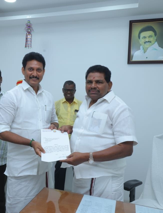 கால் நடைத்துறை அமைச்சர் அனிதா ராதாகிருஷ்ணனிடம் அமைச்சர் அன்பில் மகேஷ் பொய்யாமொழி மனு