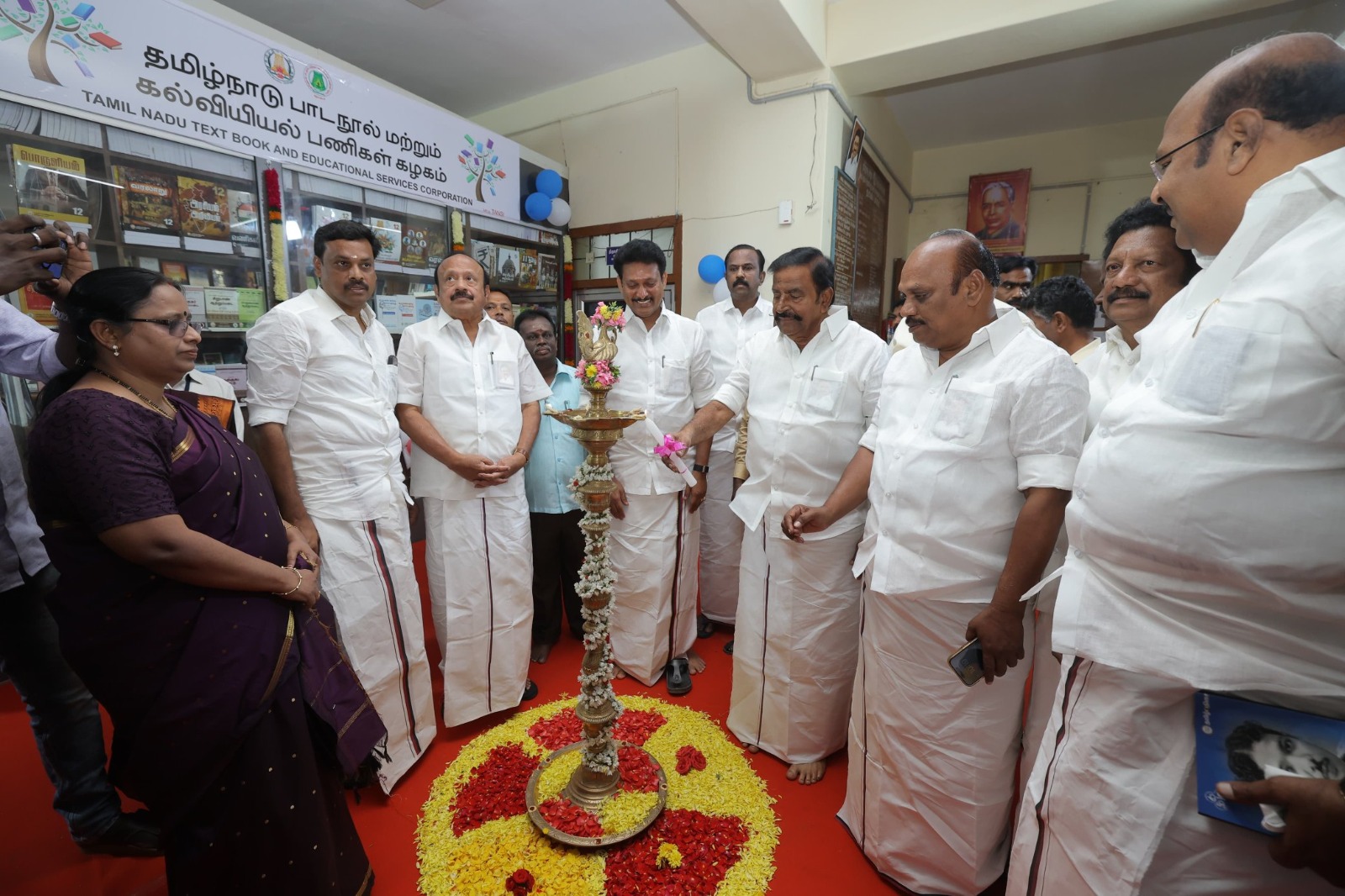 பாடநூல் மற்றும் கல்வியியல் பணிகள் கழகம் சார்பில் அமைக்கப்பட்டுள்ள புத்தக விற்பனை மையம்