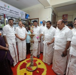 பாடநூல் மற்றும் கல்வியியல் பணிகள் கழகம் சார்பில் அமைக்கப்பட்டுள்ள புத்தக விற்பனை மையம்