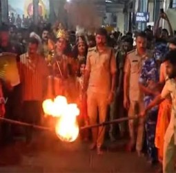 சபரிமலையில் அய்யப்பனுக்கு கற்பூர ஆழி நடத்திய காவலர்கள்