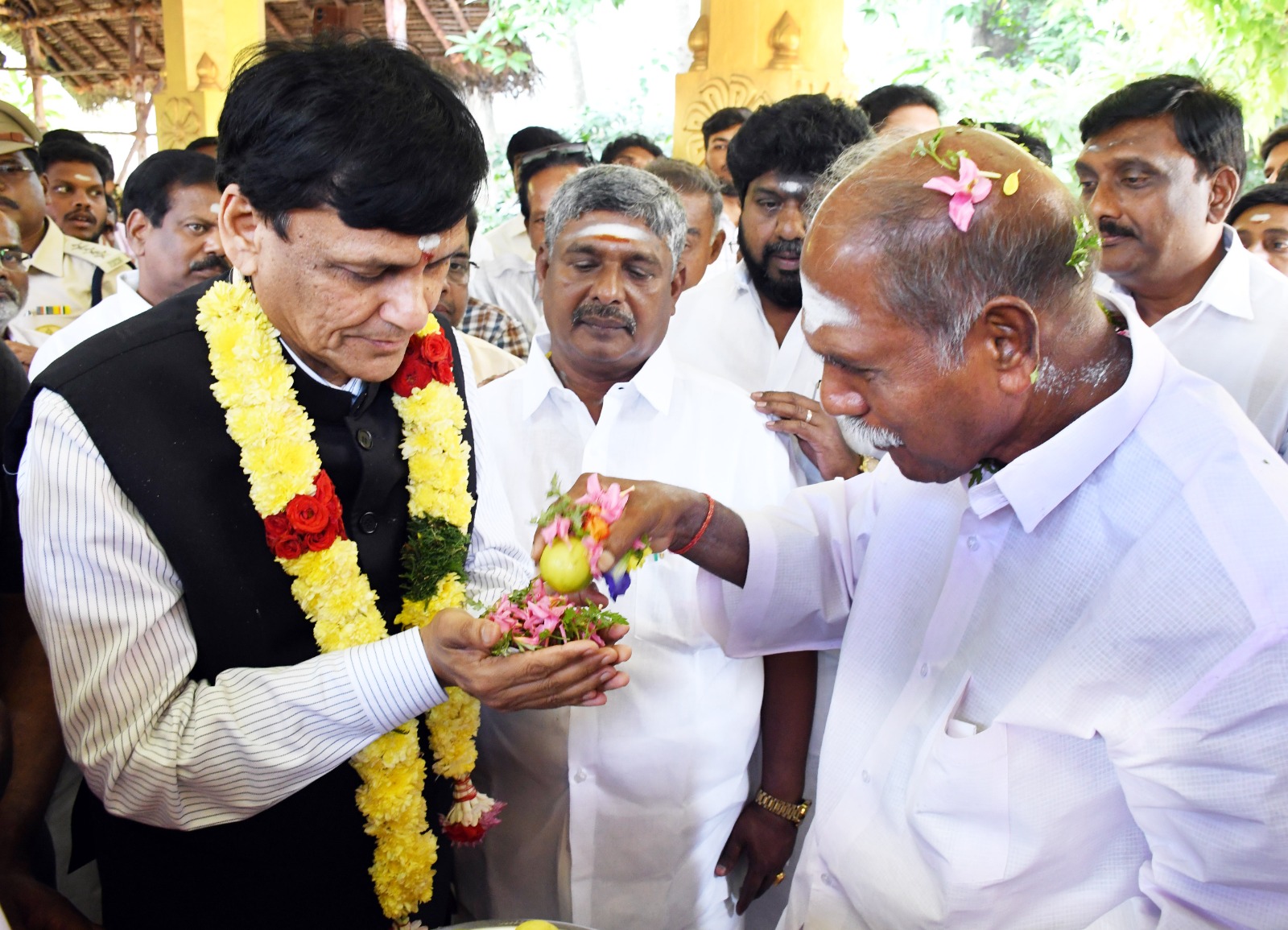 புதுச்சேரி அப்பா பைத்தியசுவாமி கோயிலில் வழிபட்ட மத்திய உள்துறை இணையமைச்சர்