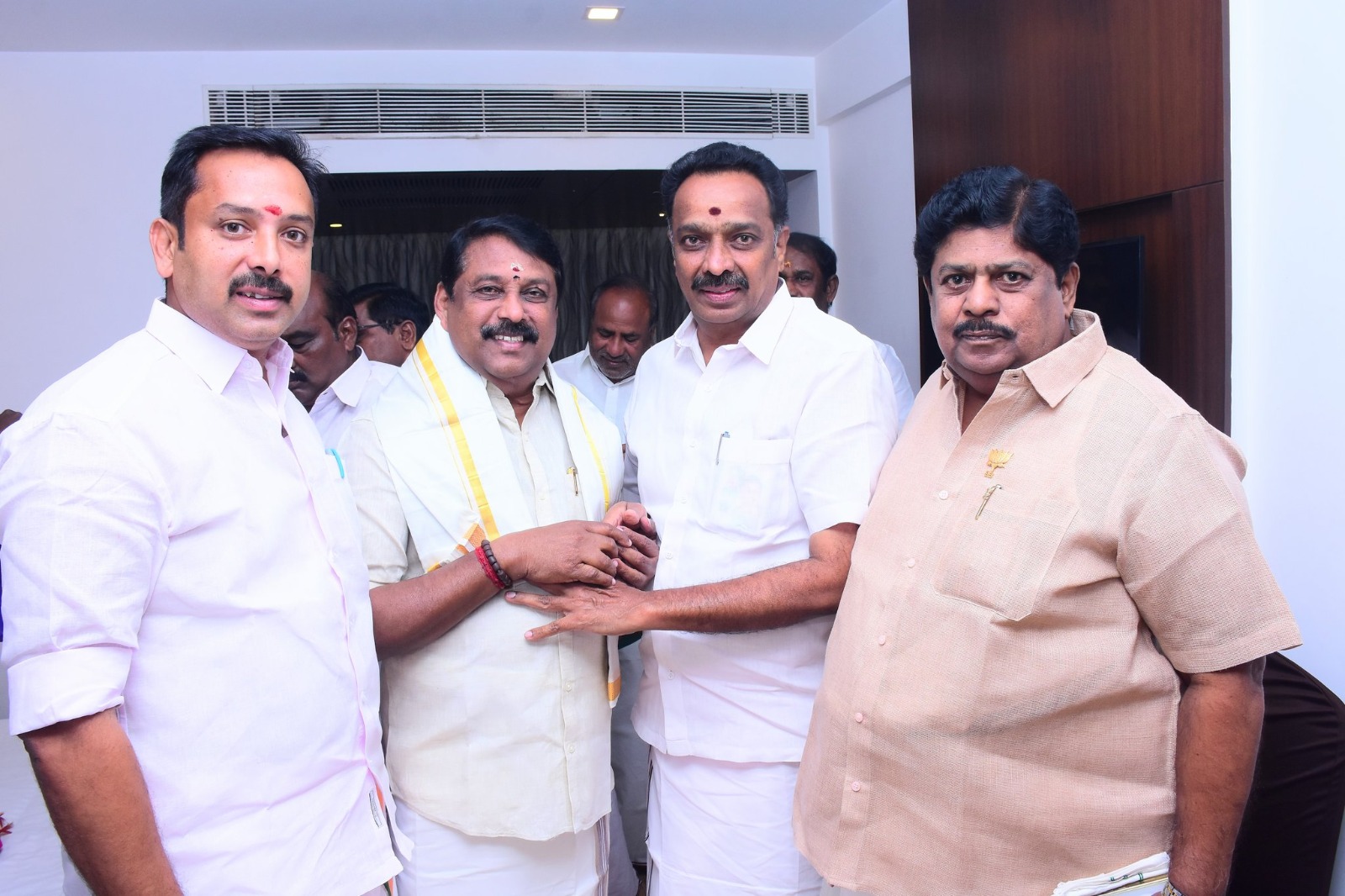 நயினார்நாகேந்திரனை அதிமுக முன்னாள் அமைச்சர் எம்ஆர் விஜயபாஸ்கர் வரவேற்றார்