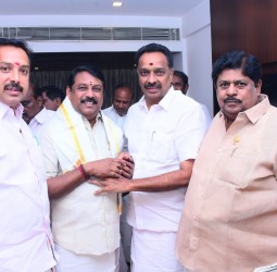 நயினார்நாகேந்திரனை அதிமுக முன்னாள் அமைச்சர் எம்ஆர் விஜயபாஸ்கர் வரவேற்றார்