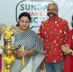 இளம் பெண்கள் ஒன்றாக சேர்ந்து துவக்கிய சண்டேமார்க்கெட்