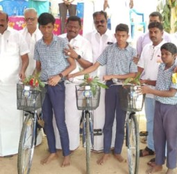 பல்லி அரசு மேல்நிலைப் பள்ளியில் விலையில்லா மிதிவண்டிகள் வழங்கும் விழா: