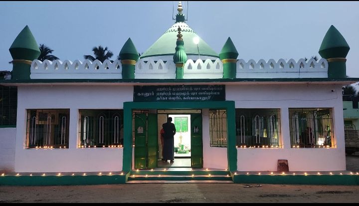 தர்காவில் மத நல்லிணக்கம் போற்றும் வகையில் கார்த்திகை தீப வழிபாடு