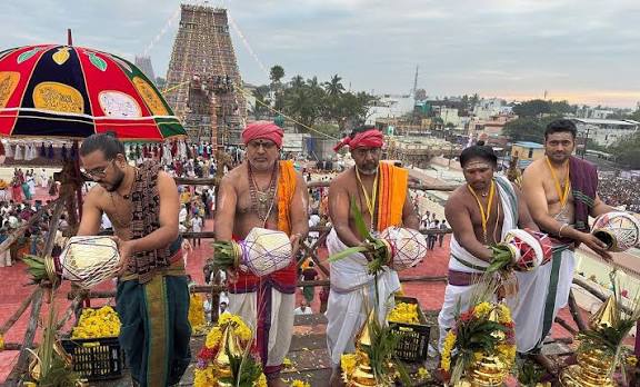 கும்பகோணத்தில் உலக பிரசித்தி பெற்ற ஆதிகும்பேஸ்வரர் கோவிலில் 16 ஆண்டுகளுக்கு பிறகு இன்று கும்பாபிஷேகம் கோலாகலமாக நடைபெற்றது.