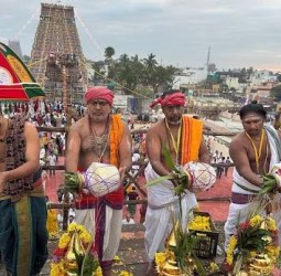 கும்பகோணத்தில் உலக பிரசித்தி பெற்ற ஆதிகும்பேஸ்வரர் கோவிலில் 16 ஆண்டுகளுக்கு பிறகு இன்று கும்பாபிஷேகம் கோலாகலமாக நடைபெற்றது.