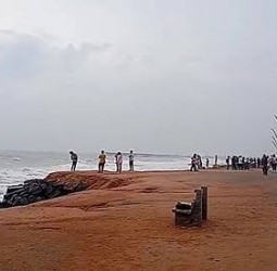 புதுச்சேரியில் போலீஸாரின் எச்சரிக்கையை மீறி கடற்கரைக்கு வருகை தரும் மக்கள்