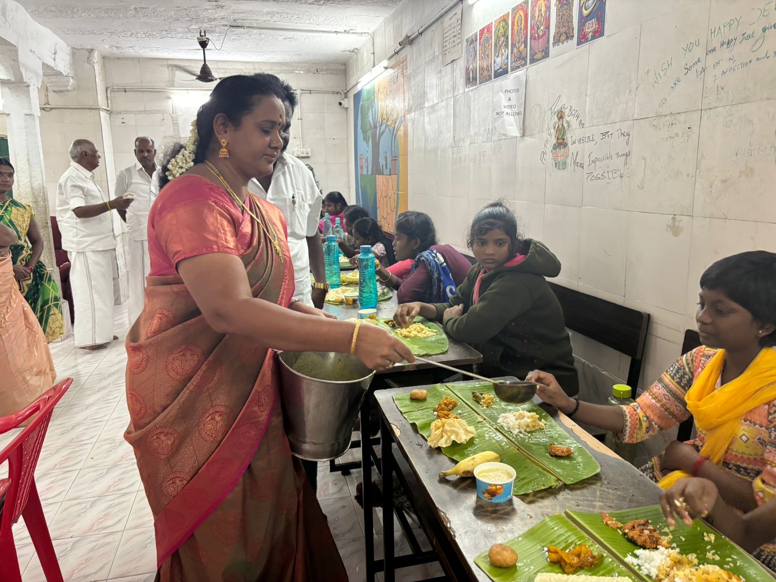 தினகரன் பிறந்தநாளையொட்டி திருவள்ளூர் குருகுலம் மாணவிகளுக்கு மதிய உணவு