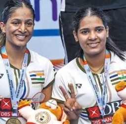 சர்வதேச பேட்மிண்டன்: இந்தியாவின் திரிசா–-காயத்ரி ஜோடி மீண்டும் சாம்பியன்