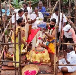 விக்கிரவாண்டி அடுத்த தென்னமாதேவி கிராமத்தில் உள்ள முத்து மாரியம்மன் கோவில் கிராம மக்களால் புதுப்பிக்கப்பட்டது