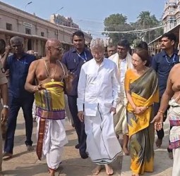 ஸ்ரீரங்கம் கோவிலில் மத்திய அமைச்சர் ஜெய்சங்கர் குடும்பத்துடன் சாமி தரிசனம்