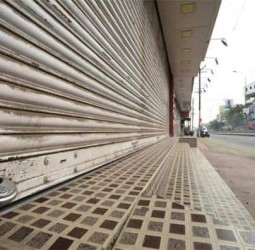 திட்டக்குடி நகராட்சி நிர்வாகத்தை கண்டித்து வியாபாரிகள் கடையடைப்பு போராட்டம் நடந்தது.