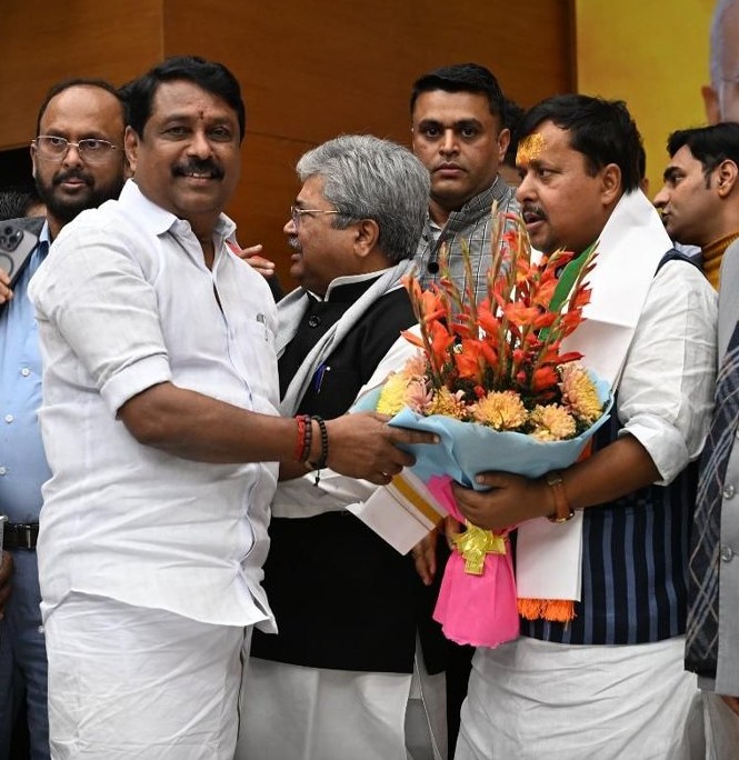 டெல்லியில் பாஜக தேசிய செயல் தலைவர் நிதின் நபீனுக்கு தமிழ்நாடு பாஜக தலைவர் நயினார் நாகேந்திரன்