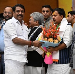 டெல்லியில் பாஜக தேசிய செயல் தலைவர் நிதின் நபீனுக்கு தமிழ்நாடு பாஜக தலைவர் நயினார் நாகேந்திரன்